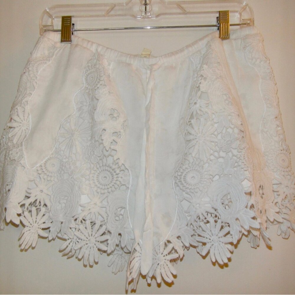 NWOT Alythea Floral Lace Casual Shorts